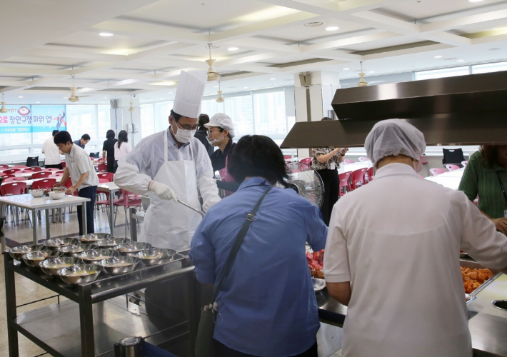 복날맞이 삼계탕을 이일희 장안구청장이 직접 배식하고 있다.