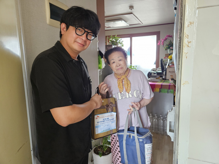 지역 내 어르신 80명에게 준비한 보양식을 전달했다.