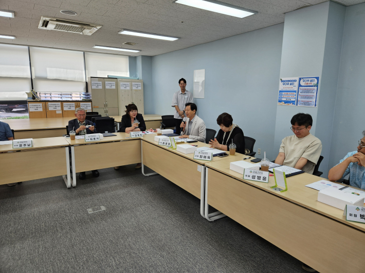 위원장으로 선출된 김호철 위원장(수원YMCA 부이사장)이 포부를 밝히고 있다.