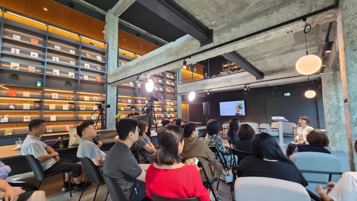 참석자들이 김선미 작가의 이야기에 열중하고 있다.