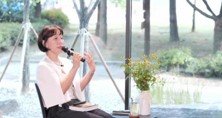 작가가 정원 이야기로 치유의 메시지를 전하고 있다.