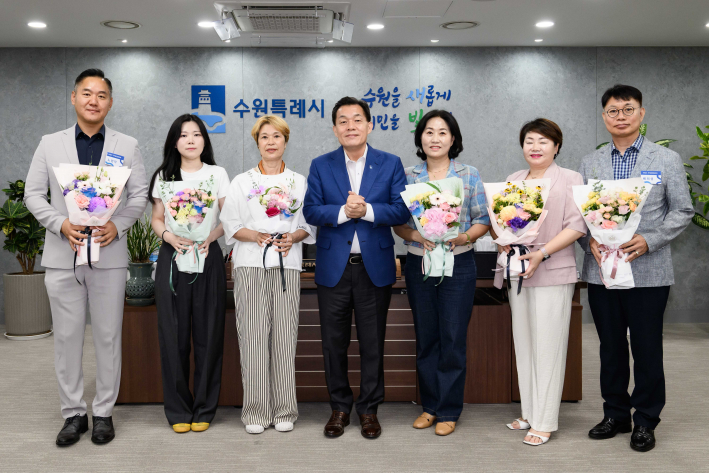 이재준 시장(앞줄 왼쪽 4번째부터), 구균철 자치분권협의회 의장을 비롯한 위원들이 기념촬영을 하고 있다.