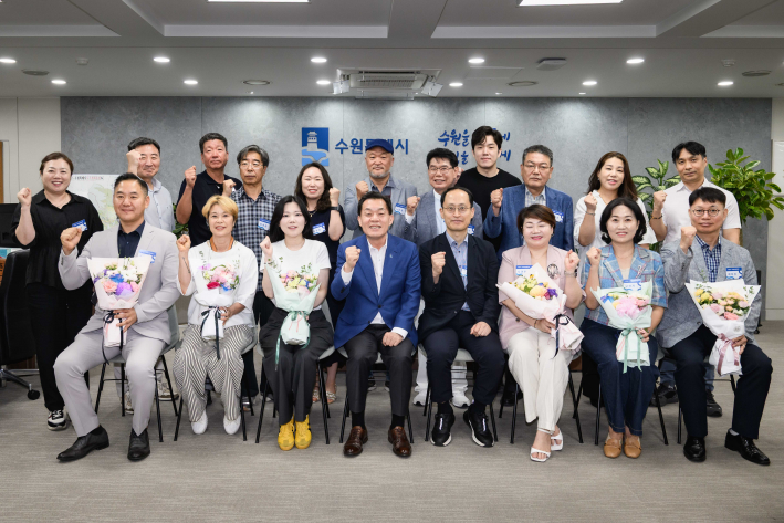 이재준 시장(앞줄 왼쪽 4번째부터), 구균철 자치분권협의회 의장을 비롯한 위원들이 기념촬영을 하고 있다.