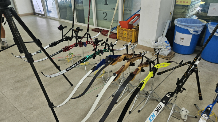 수원시양궁장에 있는 활과 화살
