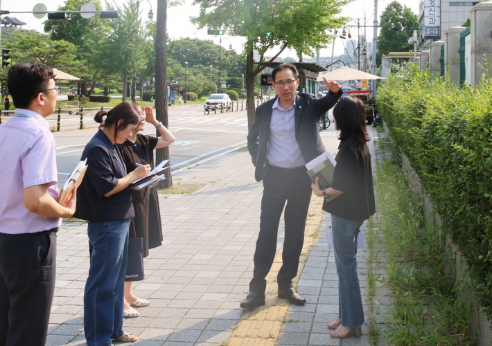 장안구청장 및 관계공무원들이 주요 민원현장을 점검하고 있다.