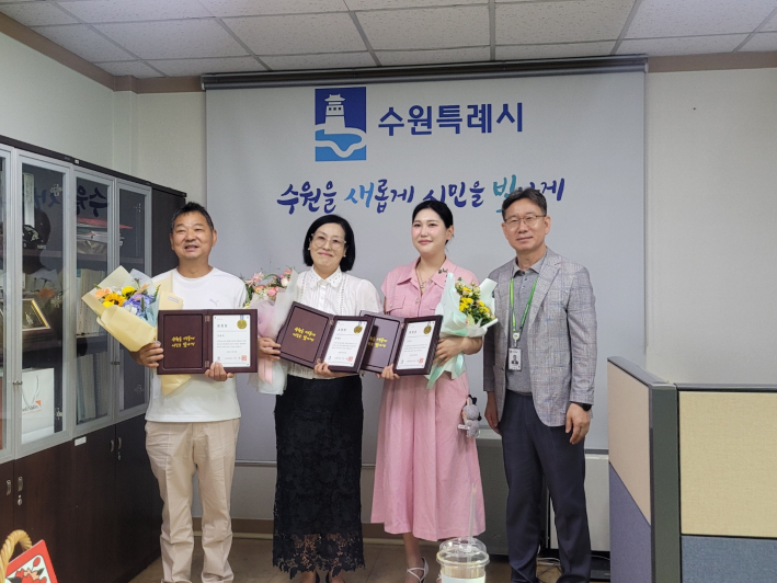 (좌로부터) 호매실장애인복지관 서홍이 관장, 경기도청어린이집 배혜영 원장, 라이온스클럽 권은비 님, 김인배 복지여성국장이 표창 수여식 후 기념촬영을 하고 있다.