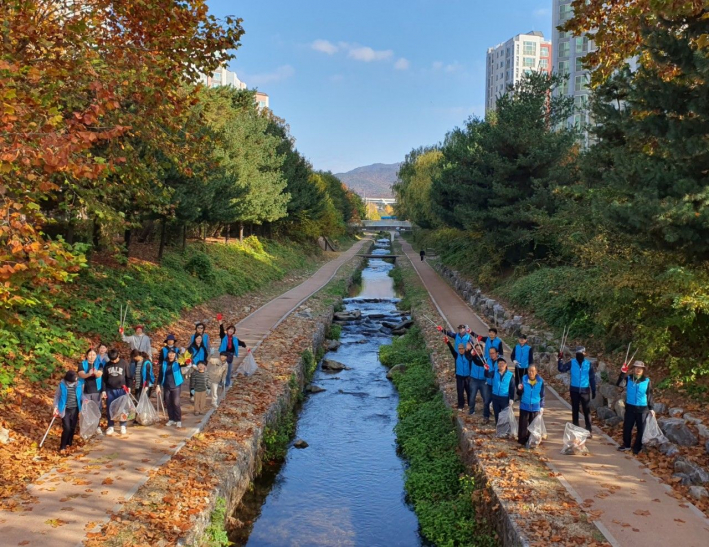 17년간 이어오고 있는 '서호천day 환경정화 봉사활동'