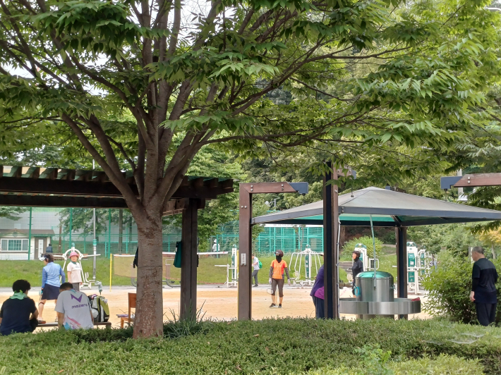 배드민턴장 경기하는 전경