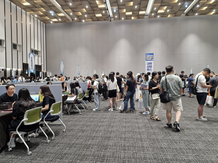 대학별 상담. 수험생과 학부모들은 해당 대학 직원들에게 전년도 경쟁률, 입시 결과, 충원율 등을 상담받을 수 있다.