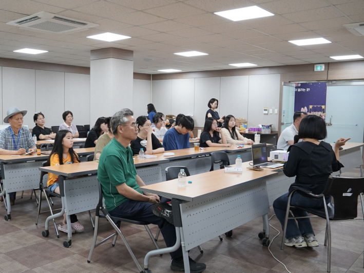 청소년자치위원과 주민자치위원, 지역 주민들이 함께 만든 열띤 분위기 속에서, 축제의 첫 걸음이 힘차게 시작됐다.