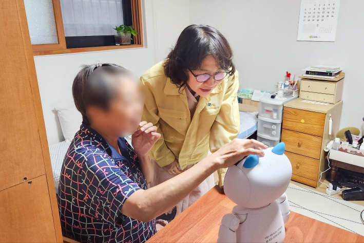 진)감성교감로봇을 살펴보는 모습.    