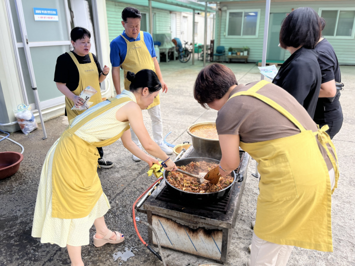 곡선동 주민자치회 위원들이 어르신께 드릴 음식을 직접 만들고 있다.
