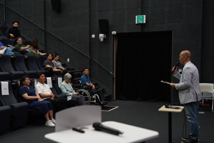 영화 <스위트홈> 상영회에서 작품 소개를 하는 김홍익 감독