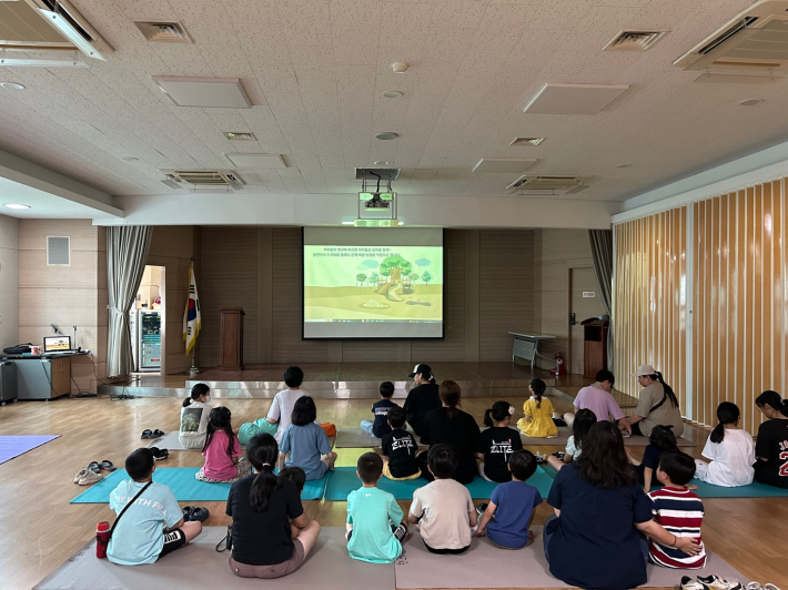 드림스타트 아동들이 팔달구보건소에서 교육을 듣고 있다