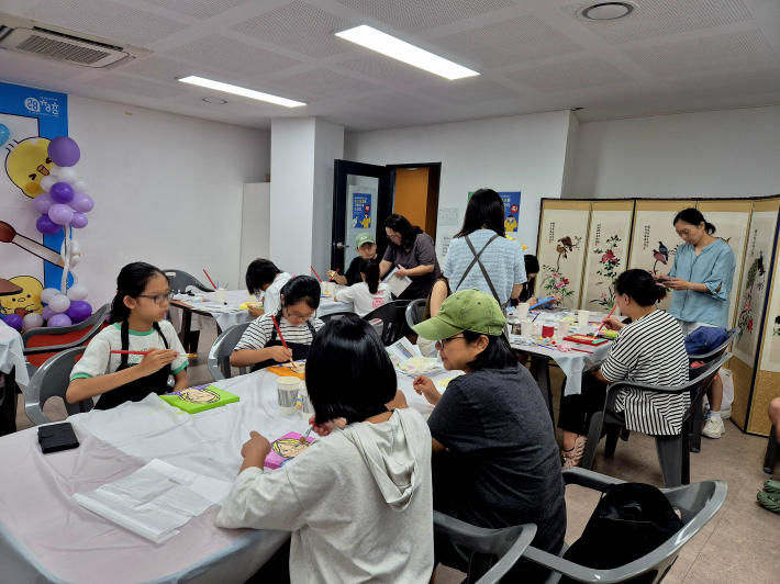 팝아트 초상화 그리기 수업 모습