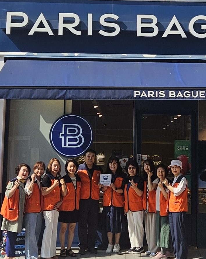 광교1동(동장 송숙영)과 지역사회보장협의체(위원장 임경자)는 '파리바게트 뉴웰빙타운점(대표 한상원)'을 방문해 '사랑나눔수원' 4호점 현판을 전달하고 있다.