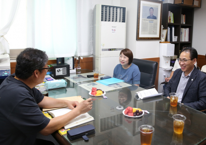 이일희 장안구청장과 박수현 경제교통과장이 심우현 상인회장과 간담회를 하고 있다.