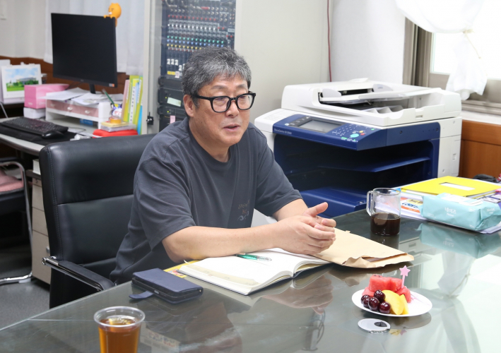 북수원시장 심우현 상인회장이 간담회에서 시장 활성화 방안에 대해 이야기하고 있다.