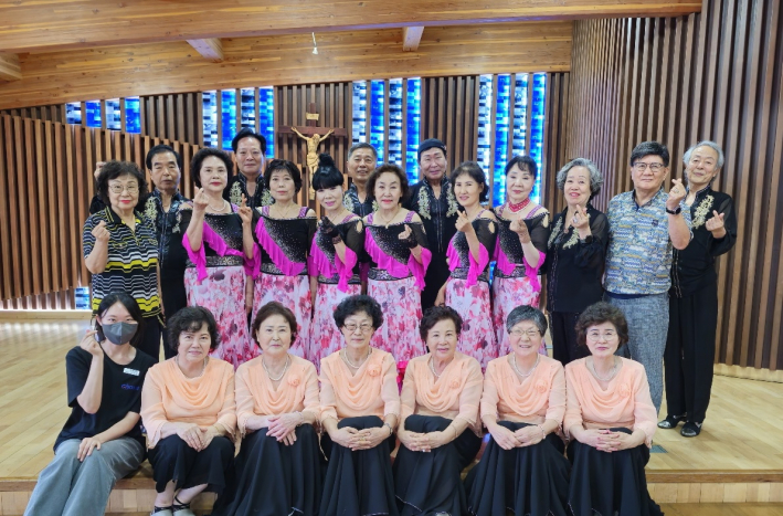 SK청솔노인복지관 재능봉사단 하모니카팀, 댄스팀이 본 방문 공연을 기념하고 있다.