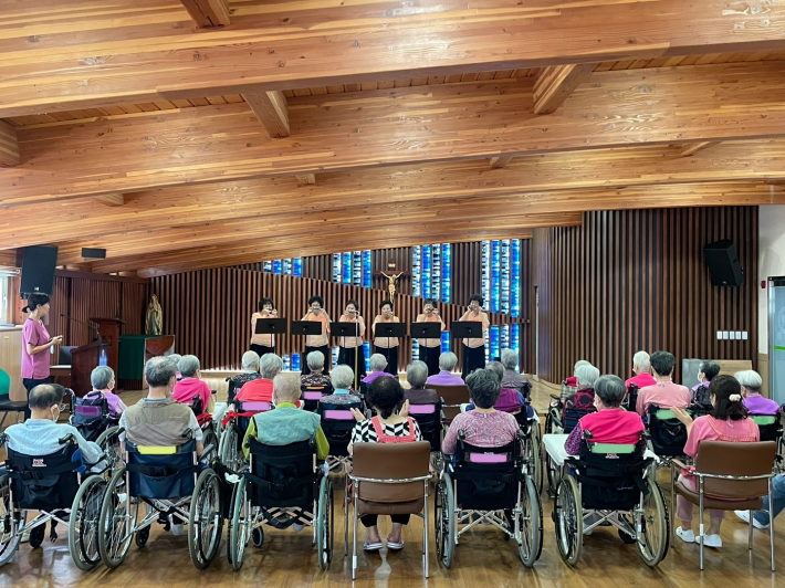 재능봉사단 하모니카팀이 성루카노인요양원 어르신들 앞에 하모니카 연주를 하고 있다.