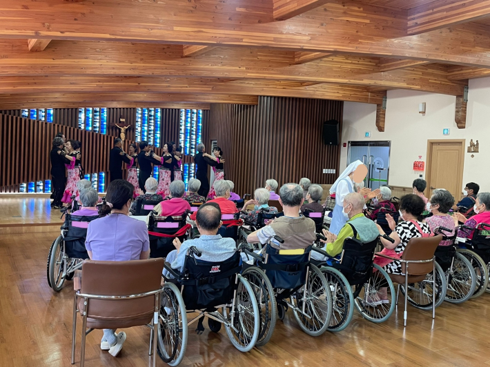 재능봉사단 댄스팀이 신나는 댄스 공연을 선보이고 있다.