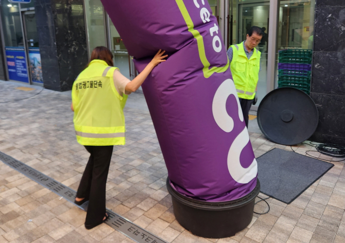 장안구 건축과 담당자들이 불법광고물 야간단속을 하고 있다.