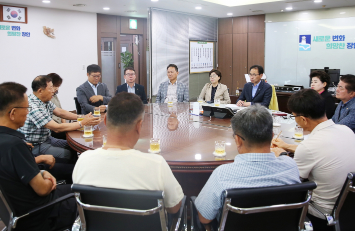 수해피해복구 기부금 전달과 관련한 논의를 하고 있는 모습