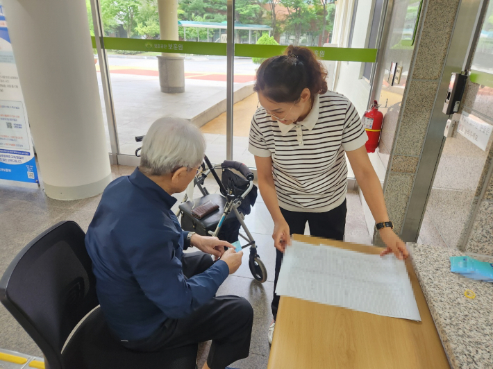 민생회복 소비쿠폰 전달하는 모습