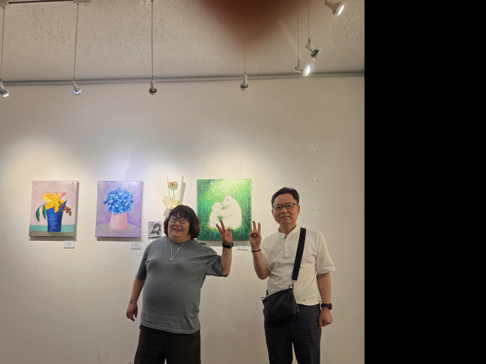 박하은 작가가 자신의 작품 하이바오와 푸바오 앞에서  