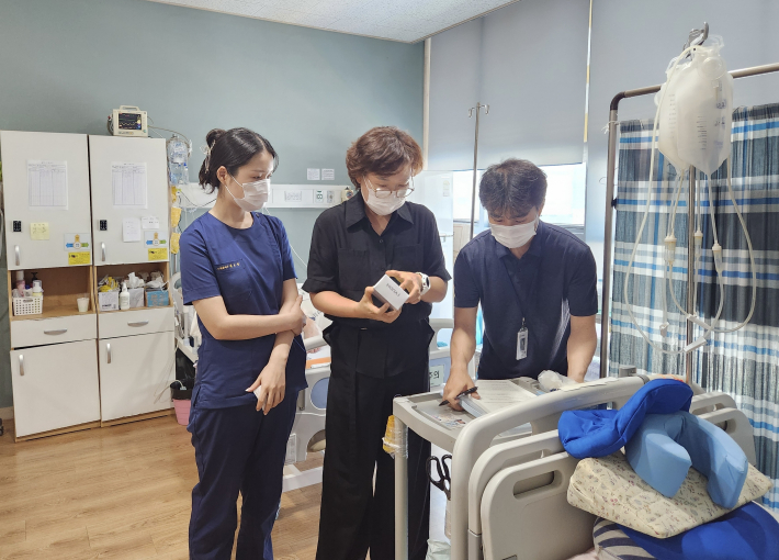 금곡동과 하나요양병원 거동 불편 어르신 민생회복 소비쿠폰  신청접수하는 모습  
