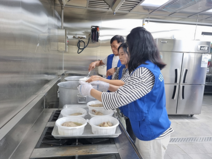 지난 5일, 동사모(동전으로 사랑을 전하는 모임)와 타이어프로 인계점(대표 김민성)에서는 무더위가 기승을 부리는 말복을 앞두고 지동 행정복지센터에서 홀몸 어르신 및 저소득 가정의 건강한 여름나기를 위한 삼계닭 및 한약재 60인분과 복숭아 3박스를 전달하였다.