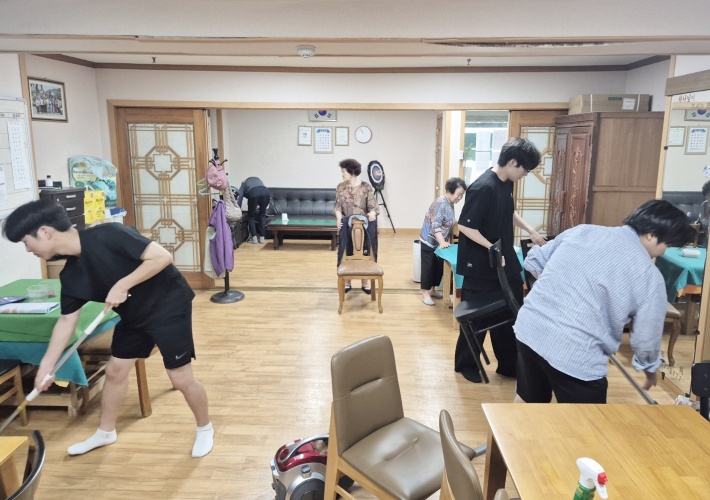 대학생 봉사단이 관내 경로당을 위한 환경개선 활동을 진행하였다.