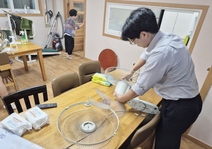 대학생 봉사단이 관내 경로당을 위한 환경개선 활동을 진행하였다.