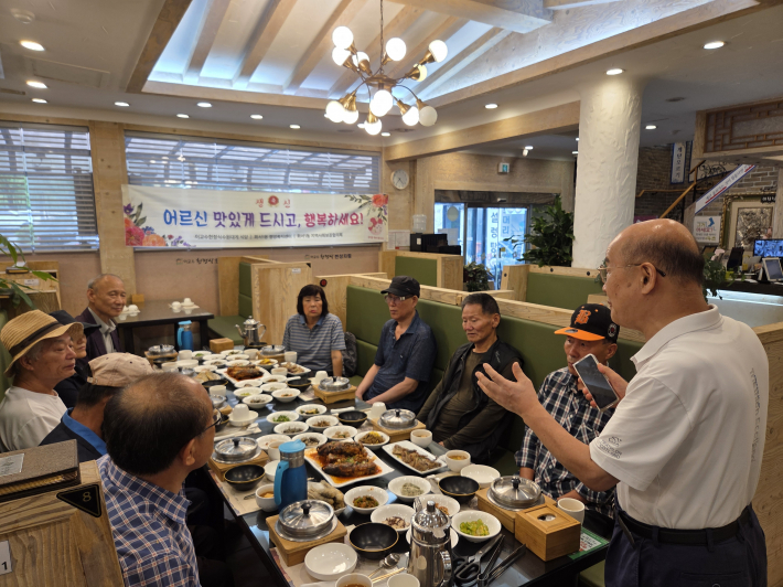 화서1동 어르신 사랑의 생신상 행사를 진행했다.