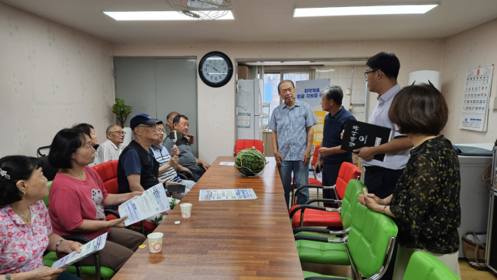 말복맞이 경로당에 수박 전달 및 민생회복 소비쿠폰 찾아가는 소비쿠폰 신청 운영