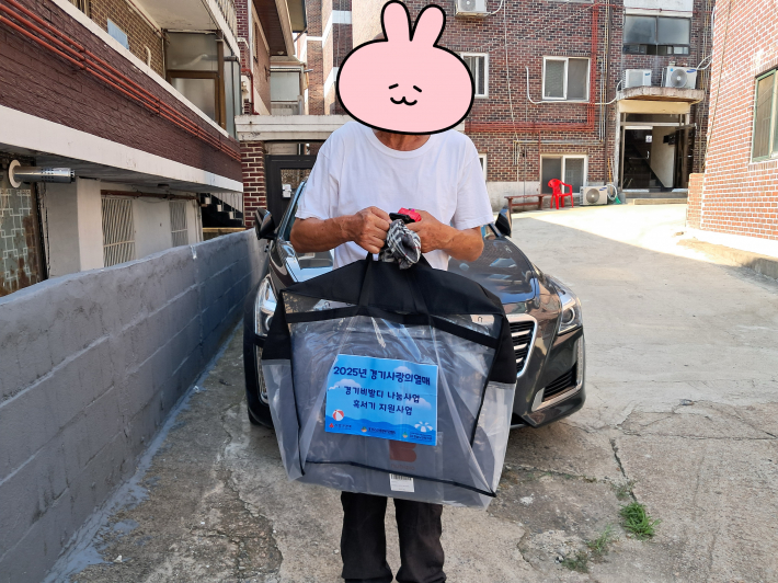 어르신 20명에게 물품을 전달하였다.