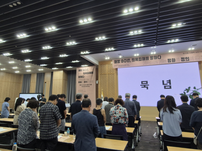 원폭 피해자와 전쟁 희생자들을 위한 깊은 묵념의 시간.