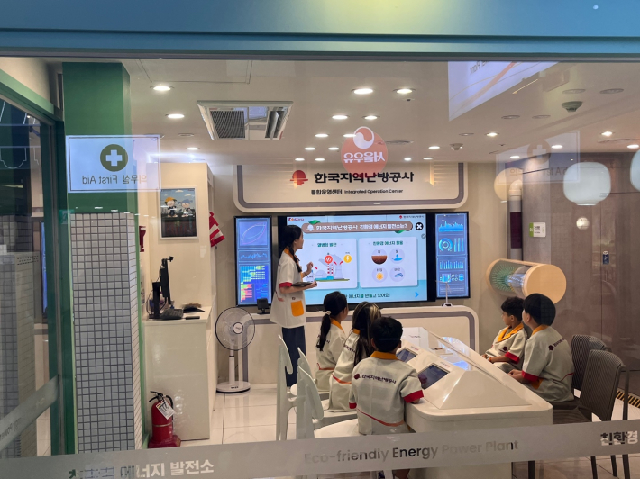 수원시 드림스타트 아동들이 직업 체험을 하고 있다.     