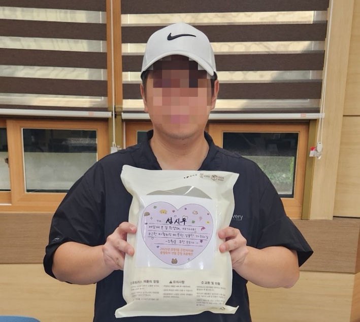 출생신고자가 축하기념품을 받앗다.