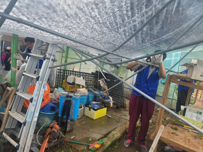 회원들이 수해복구 활동을 하고 있다. 