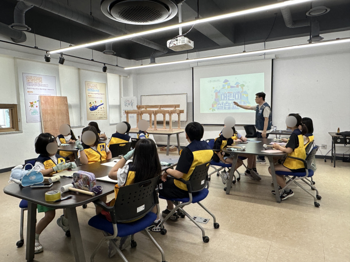 전문강사의 설명을 집중해서 듣는 학생들