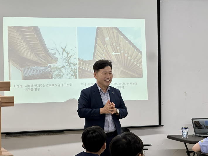 수원도시재단 이병진 이사장이 학생들에게 응원의 메시지를 전하고 있다.