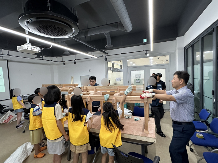 아이들이 서로 도우며 조립을 하고 있는 모습