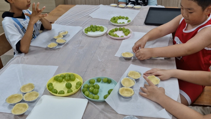 타르트 반죽한 것을 은박지 틀에 얌전하게 넣고 필링을 한다