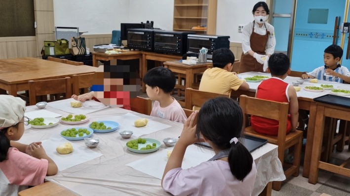 타르트 만들기 할 것을 받고 조용히 설명을 듣고 있다