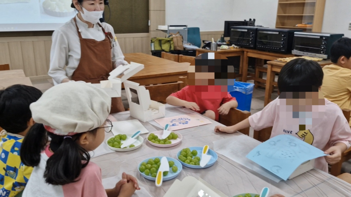 이제 칼을 가지고 포도 샤인 머스켓을 손질할 차례다