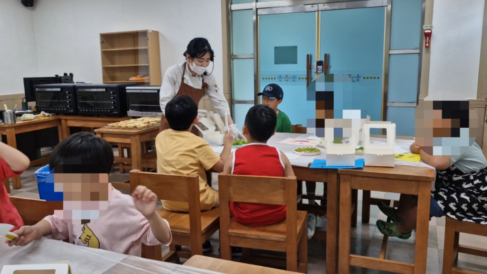 포장 케이스를 손질하고 있는 어린이들