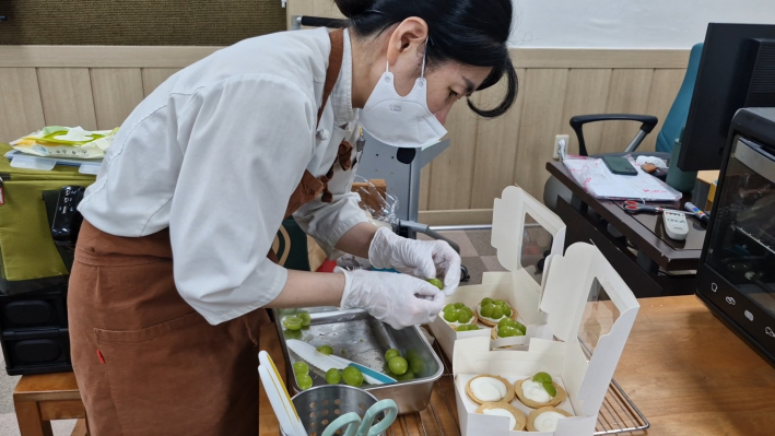 타르트에 생크림과 과일을 올려주고 있는 선생님