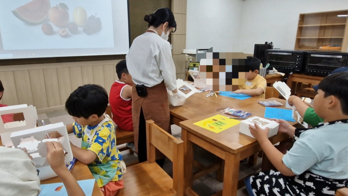 자기가 좋아하는 과일을 그리고 있는 어린이들