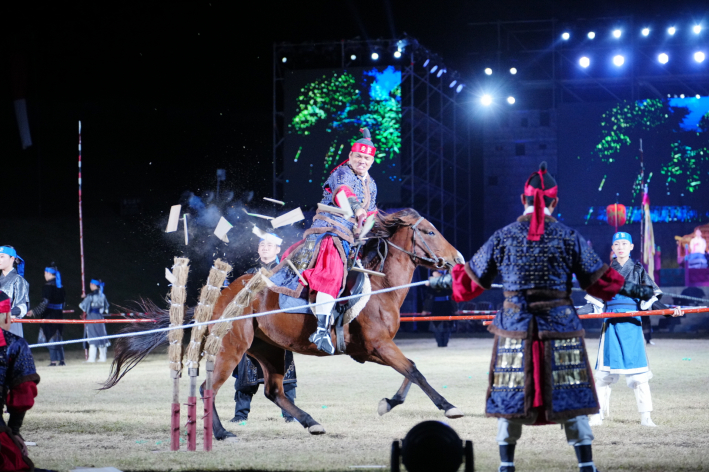 사진)지난 2022년 제59회 수원화성문화제에서 진행된 야조 공연    